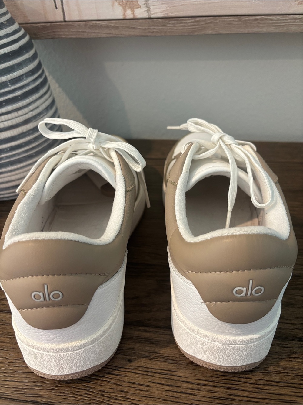 Alo Yoga Recovery Mode Sneaker White and Gravel W Size 10 - Picture 4 of 7